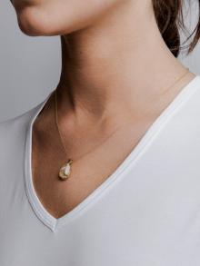 Female model wearing necklace by Annette Ferdinandsen